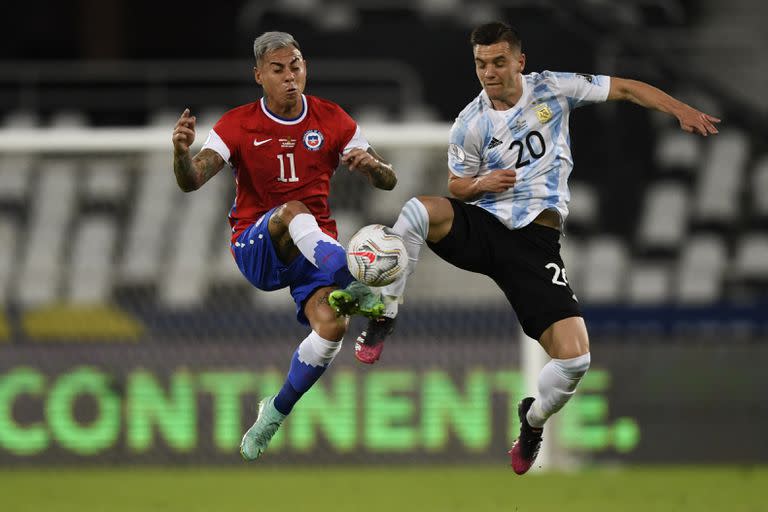 Vargas, autor del empate, disputa un balón con Lo Celso