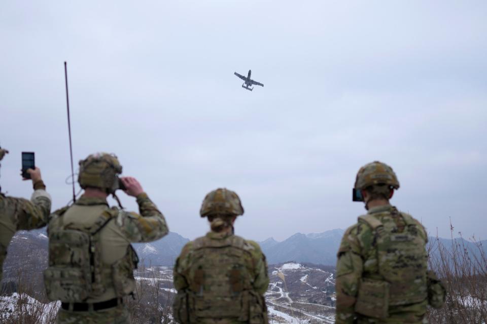 美軍現役部隊使用的抗彈頭盔、抗彈板（背心）等防護裝具，也是去年首波軍援台灣的項目之一。圖為2024年1月4日，南韓抱川星津消防訓練場（Seungjin Fire Training Field），美軍一架A-10雷霆二式攻擊機（A-10 Thunderbolt）參加美韓聯合軍演。美聯社