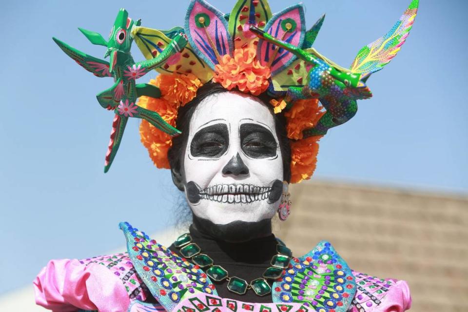 La Catrina de Visalia con su vestido de alebrijes durante la celebración del Dia de Muertos del 23 de octubre de 2022, en el Kings Cultural Center en Armona.