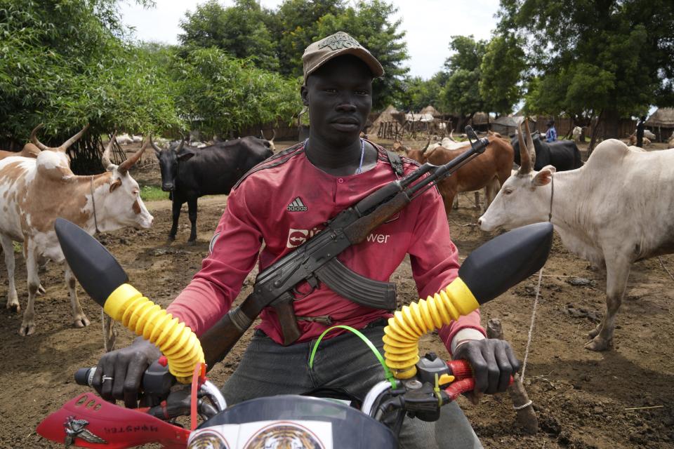 Charo Ochogi posa para una foto en la aldea de Otallo, Sudán del Sur, el miércoles 19 de junio de 2024. Ochogi afirma que no le preocupa la desaparición de los animales. (AP Foto/Brian Inganga)