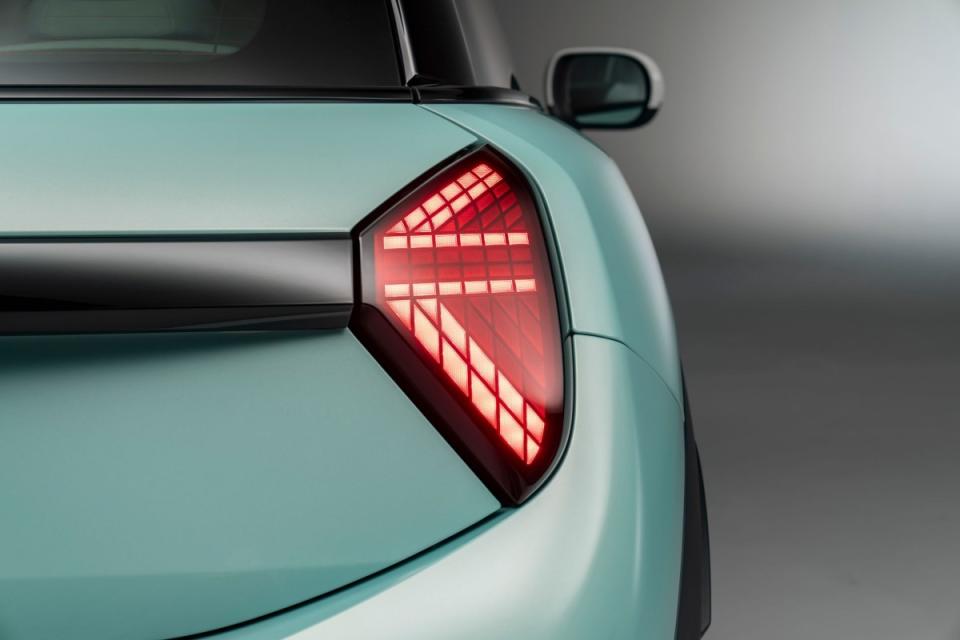 全新的三角形矩陣式尾燈設計非常特別，也是不容錯認的新一代車款特色。