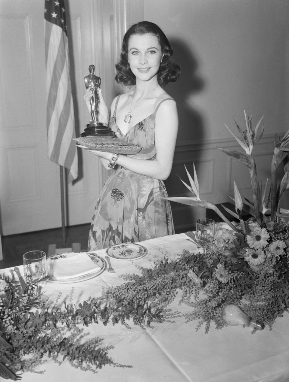 Vivien Leigh Holds Oscar Statue