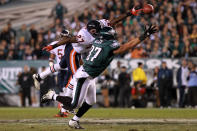 PHILADELPHIA, PA - NOVEMBER 07: Brent Celek #87 of the Philadelphia Eagles tries to catch a pass against Major Wright #27 of the Chicago Bears during the first half of the game at Lincoln Financial Field on November 7, 2011 in Philadelphia, Pennsylvania. (Photo by Nick Laham/Getty Images)