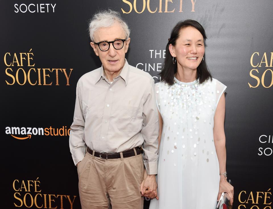 <p>La historia de Woody Allen y Soon-Yi Previn supera cualquier guion que haya escrito el cineasta. Ella era su hija adoptiva cuando estaba casado con Mia Farrow, quien en 1992 descubrió unas fotos de Soon desnuda en la casa de Nueva York del director. A pesar del escándalo que se originó, el director y la mujer de origen coreano decidieron seguir adelante con su relación y se casaron en 1997. (Foto: Jamie McCarthy / Getty Images). </p>