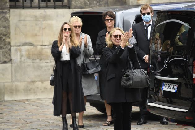 Victoria Bedos, la fille de Guy Bedos, Muriel Robin et Joëlle Bercot, son épouse, jeudi devant l'église Saint-Germain-des-Prés.