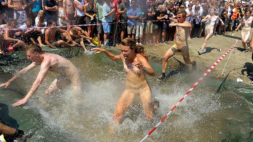 Festival goers strip off for nude fun run