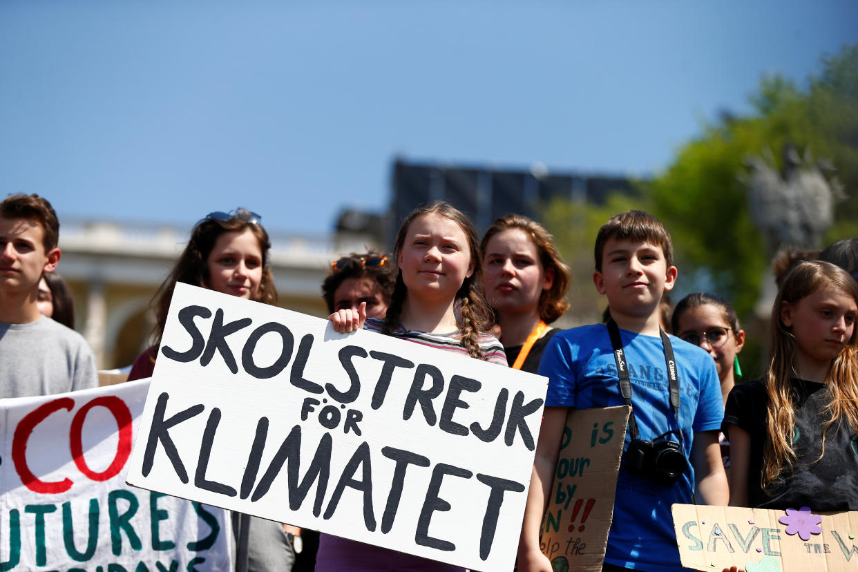 Die schwedische Klimaaktivistin Greta Thunberg (Mitte) mit italienischen Schülern auf der Piazza del Popolo in Rom. Foto: REUTERS/Yara Nardi