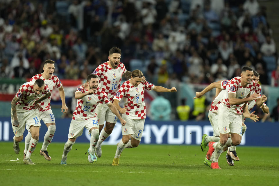 Los jugadores de Croacia festejan tras derrotar por penales a Japón por los octavos de final del Mundial, el lunes 5 de diciembre de 2022, en Al Wakrah, Qatar. (AP Foto/Francisco Seco)