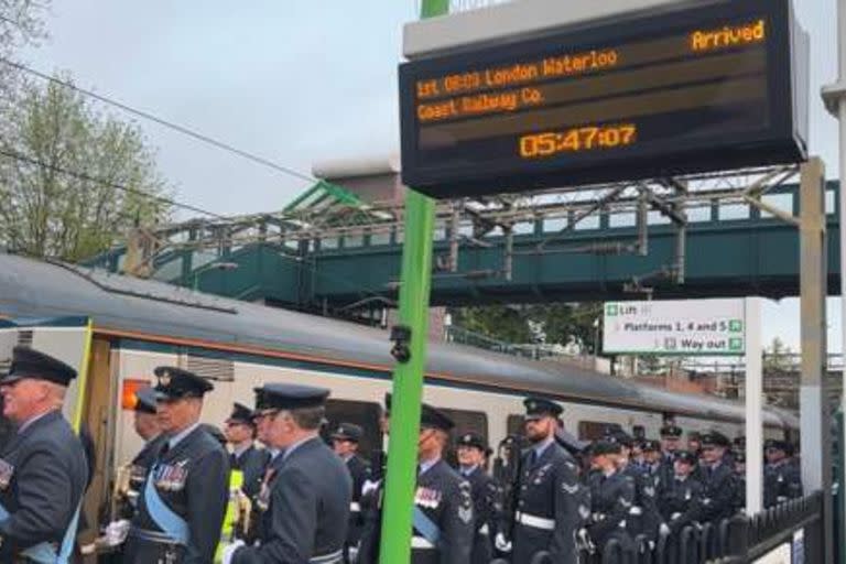 Personal de la Real Fuerza Área aborda un tren para llegar a la coronación del Rey Carlos III