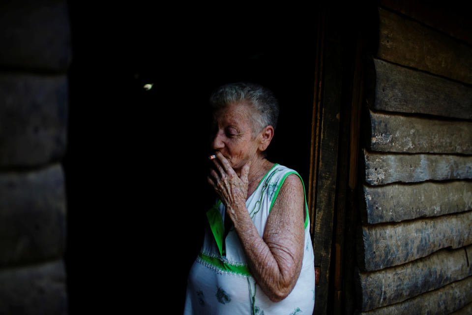 <p>Eine Landwirtin in dem kubanischen Dorf Cerrito de Naua gönnt sich eine Zigarettenpause. Das Land befindet sich nach dem Rücktritt von Staatschef Raúl Castro aktuell im Umbruch. (Bild: Reuters/Alexandre Meneghini) </p>