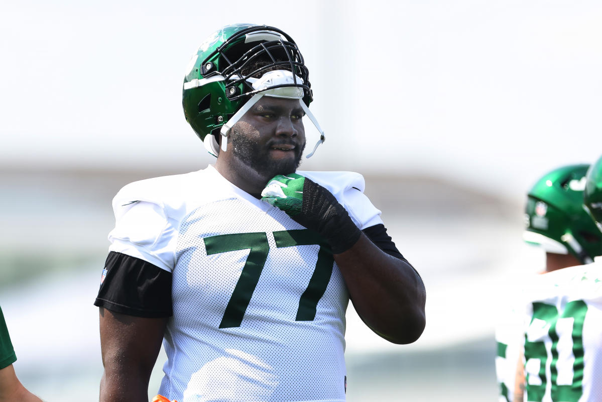 Jets RT, former 1st-round pick Mekhi Becton out for 2022 season after reinjuring surgically repaired knee