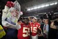 Frank Clark (izquierda) y Patrick Mahomes de los Chiefs de Kansas City tras vencer a los 49ers de San Francisco en el Super Bowl, el domingo 2 de febrero de 2020 en Miami Gardens, Florida. (AP Foto/David J. Phillip)