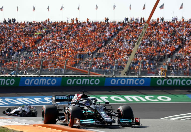 El británico de Mercedes, Lewis Hamilton, corre en el circuito de Zandvoort durante el Gran Premio de Fórmula Uno de los Países Bajos