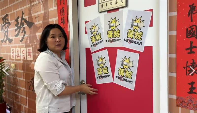 陳玉珍在辦公室門上貼「黃賊不要偷開我的門」。(圖/陳玉珍辦公室提供)