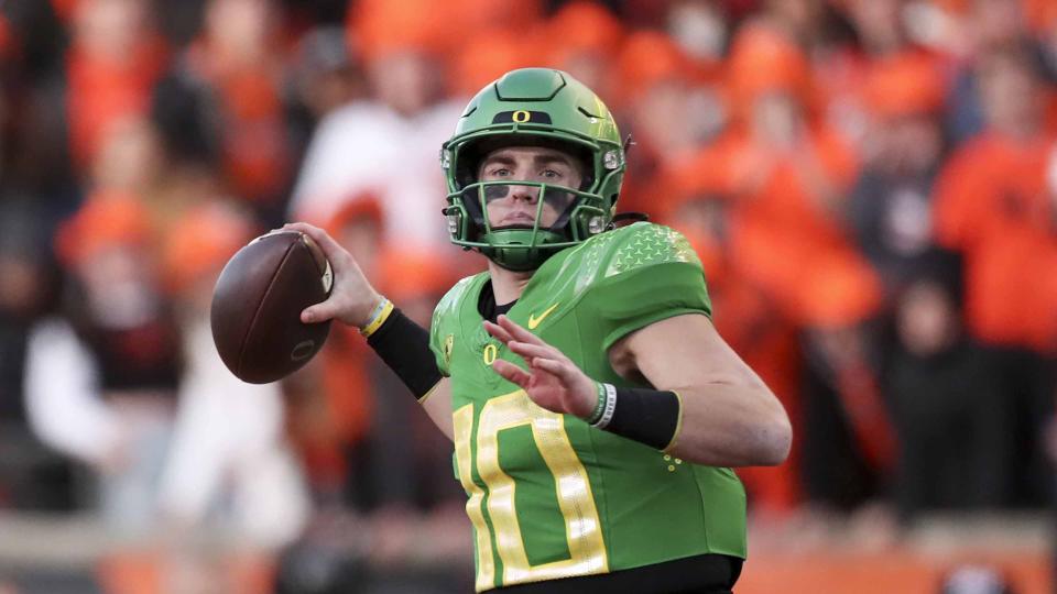 Le quart-arrière de l'Oregon Bo Nix (10 ans) revient pour sa cinquième année d'université et sa deuxième à Eugene en 2023. (AP Photo/Amanda Loman)