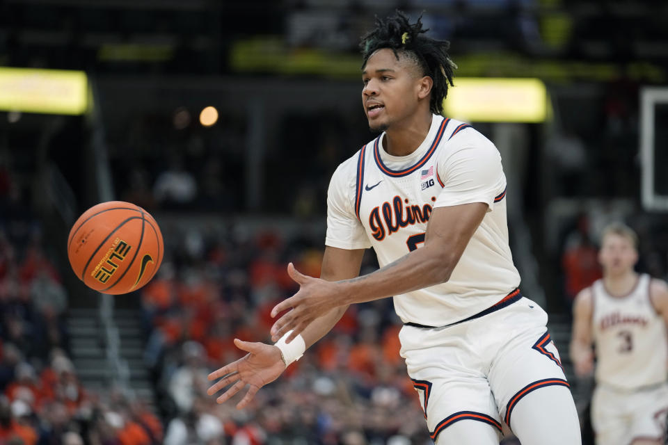 Illinois' Terrence Shannon Jr. passes during the first half of an NCAA college basketball game against Missouri Friday, Dec. 22, 2023, in St. Louis. (AP Photo/Jeff Roberson)