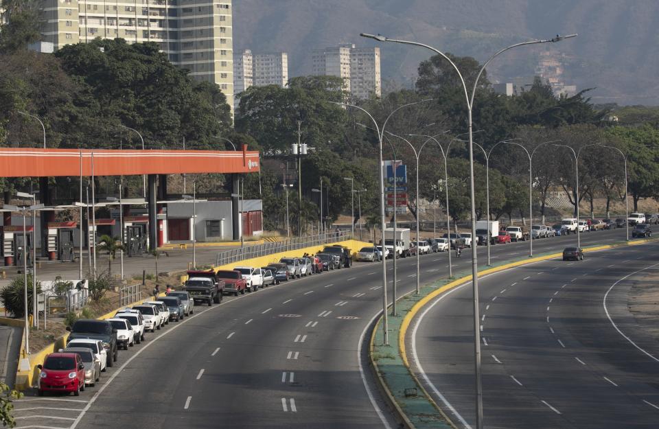 Una larga línea de conductores espera para llenar sus tanques de gasolina en Caracas, Venezuela, el jueves 2 de abril de 2020. (AP Foto/Ariana Cubillos)