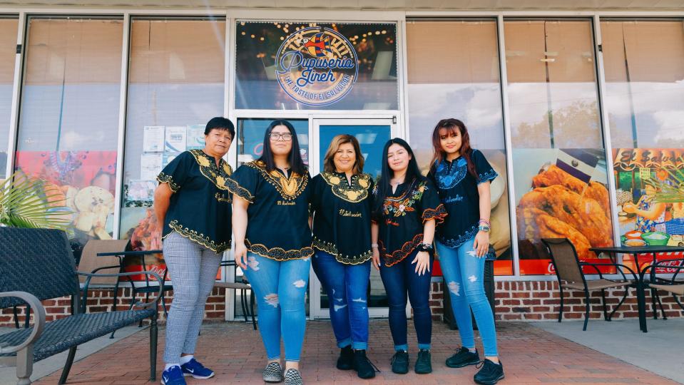 Sandra Cerón, center, and the rest of the staff at La Pupusería Jireh.