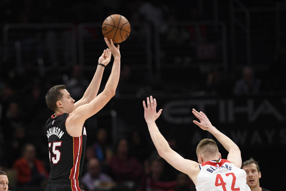 Duncan Robinson（圖左出手者）。（AP Photo/Nick Wass）