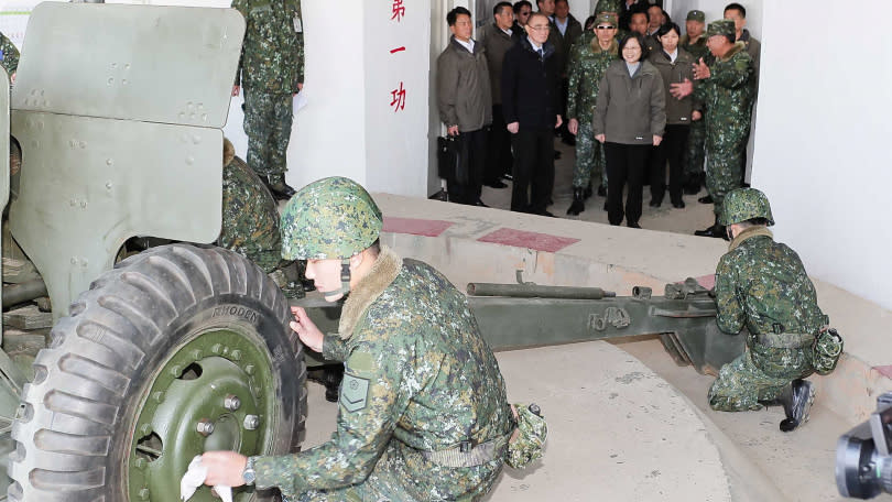 馬祖西莒前線守軍在海灘留言「沒有肉」，民進黨錢主席施明德在臉書上感慨喊話蔡總統，要多關心前線戰備，不然如何防衛國家。圖為蔡總統之前到馬祖視察，慰勞官兵畫面。（圖／軍聞社提供）