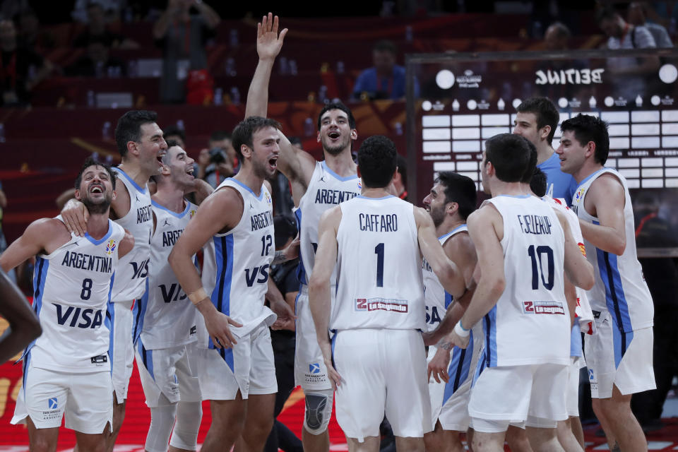 Jugadores de la selección de Argentina festejan después del triunfo ante Francia en las semifinales de la Copa del Mundo de la FIBA, en la Arena Cadillac, en Beijing, el viernes 13 de septiembre de 2019. (AP Foto/Andy Wong)