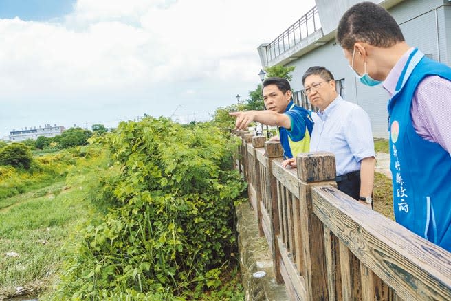 芎林鄉長黃正彪（左）向縣長楊文科（中）說明芎林鄉重劃區坎下幹線應急工程。（羅浚濱攝）