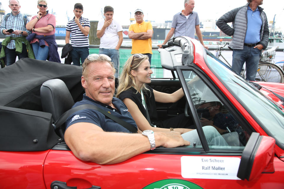 <p>Muskelmann und Schauspieler Ralf Moeller nimmt bei der Hamburg-Berlin-Klassik-Rallye neben Schauspielkollegin Eve Scheer auf dem Beifahrersitz Platz. (Bild: Tristar Media/Getty Images) </p>