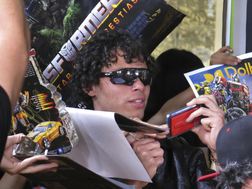 El actor Anthony Ramos saluda a fans a su llegada a la alfombra roja de "Transformers: Rise of the Beasts", en la Ciudad de México el 30 de mayo de 2023. (Foto AP/Berenice Bautista)