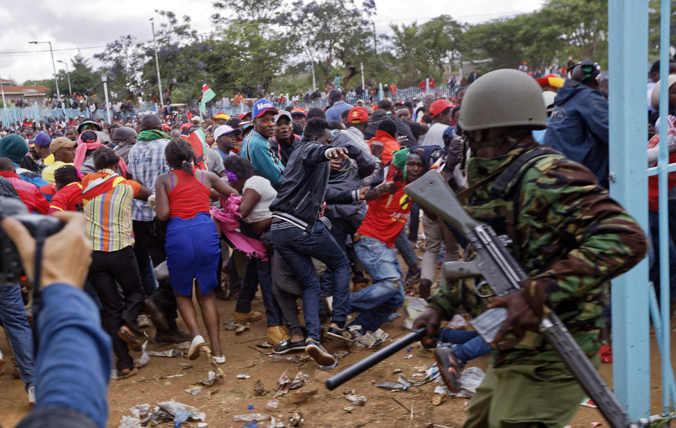 <p>Supporters of President Uhuru Kenyatta engage in rock-throwing clashes with police at his inauguration ceremony after trying to storm through gates to get in and being tear-gassed, at Kasarani stadium in Nairobi, Kenya Tuesday, Nov. 28, 2017. (Photo: Ben Curtis/AP) </p>