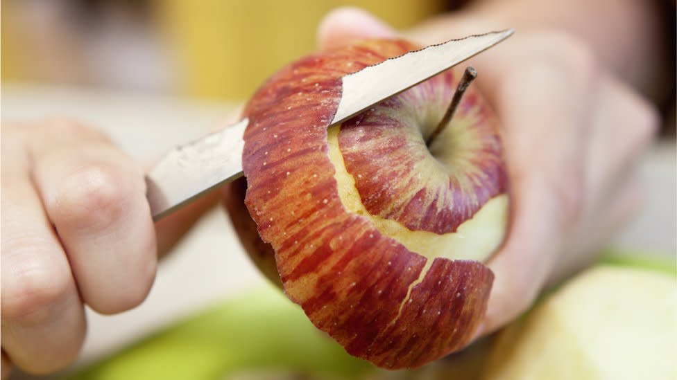 Pelando una manzana.