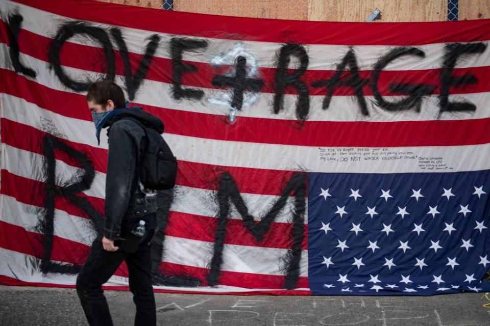 Una bandera de Estados Unidos con grafiti