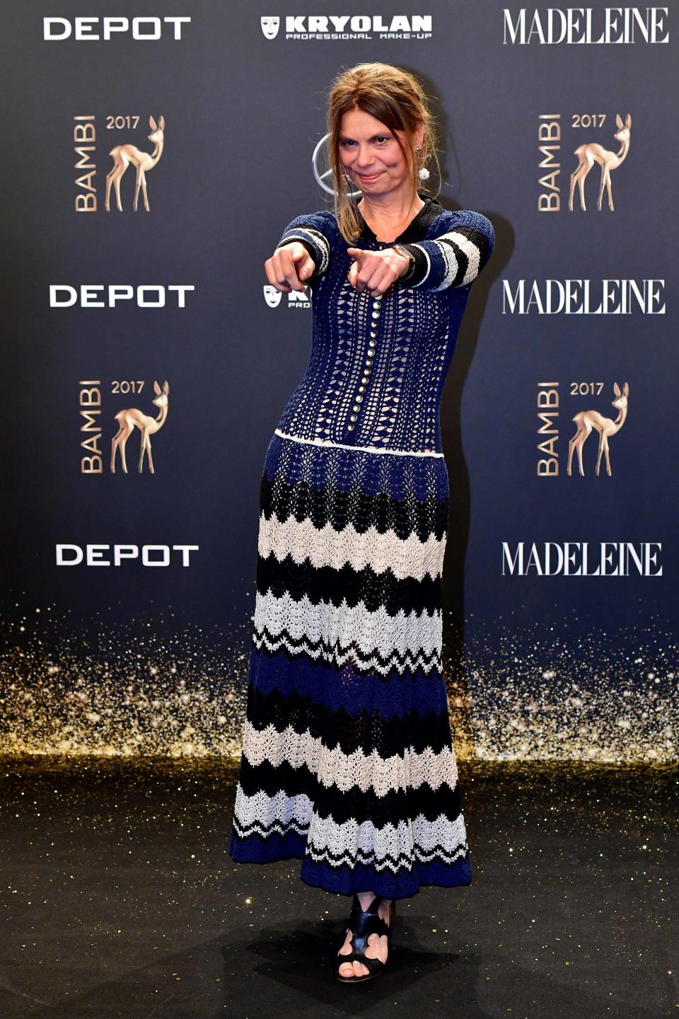 Star-Köchin Sarah Wiener steht ebenfalls auf den Häkeltrend, wie ihr Auftritt auf der Bambi-Gala bewies. Dabei zeigte sie Mut und wählte ein ausgefallenes Design. (Bild-Copyright: Tobias Schwarz/AFP)