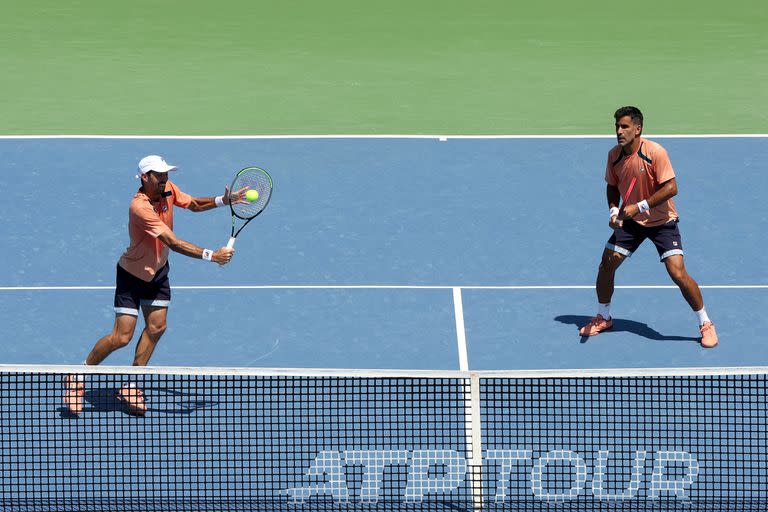 La volea de Molteni frente a Jamie Murray y Michael Venus; los argentinos remontaron un match-point antes de coronarse