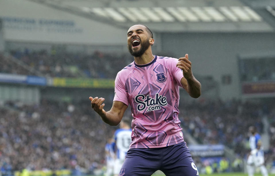 Dominic Calvert-Lewin celebra el gol de su compañero Abdoulaye Doucoure en la victoria 5-1 de Everton ante Brighton en la Liga Premier, el lunes 8 de mayo de 2023. (Adam Davy/PA via AP)