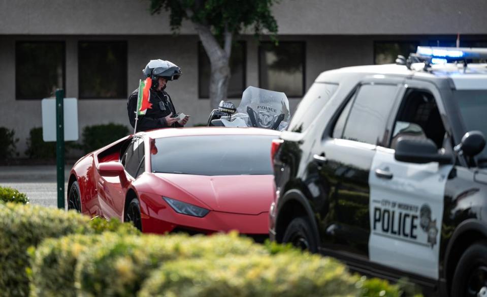 Randy Raduechel, policía de Modesto, habla con un conductor por exceso de velocidad en McHenry Avenue en Modesto, California, el jueves 5 de mayo de 2022. La Oficina de Seguridad Vial de California clasificó a Modesto como la peor entre sus ciudades pares por accidentes de tráfico. La clasificación es para 2019, el último año para el que la OET tiene estadísticas, y coloca a Modesto en el primer lugar entre 59 ciudades de California con 100,000 a 250,000 habitantes. La población de Modesto es de alrededor de 220,000 pobladores.