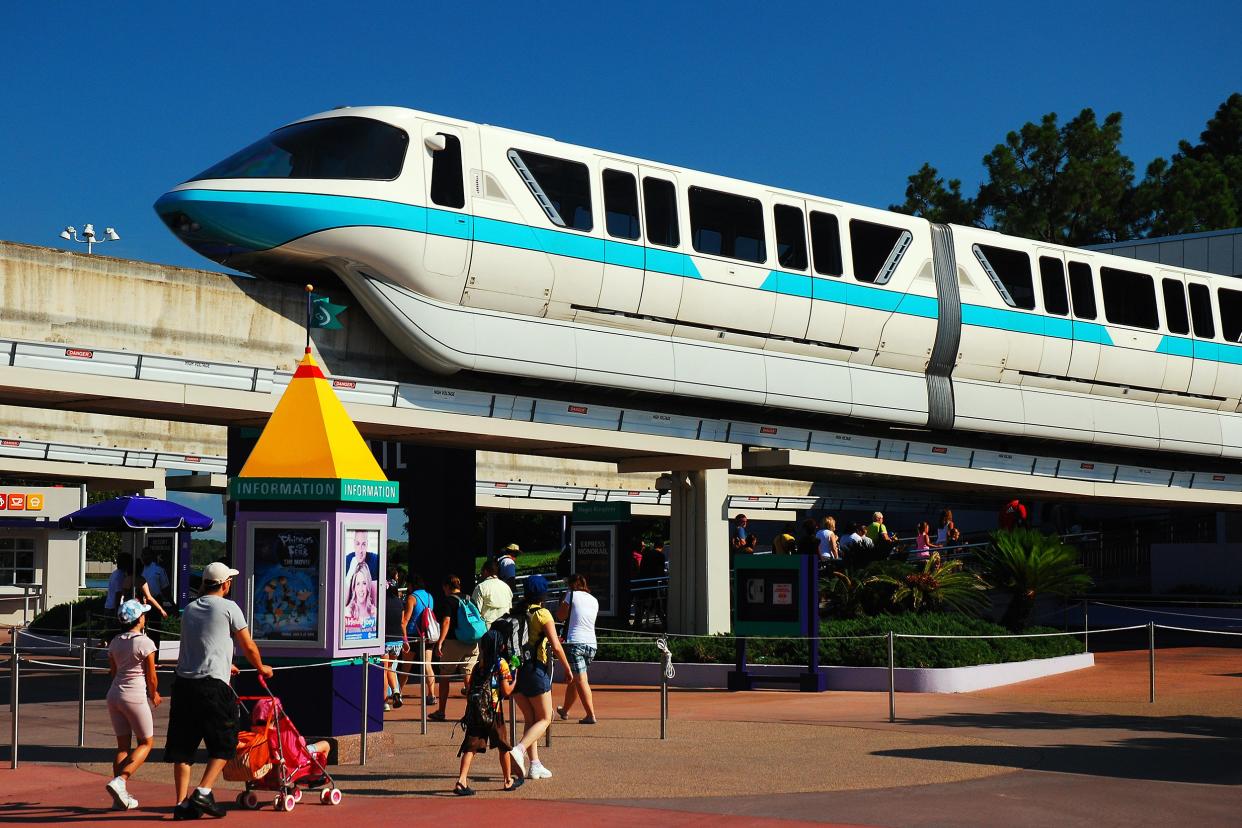 family heads to the entrance of Walt Disney World in Orlandom Florida