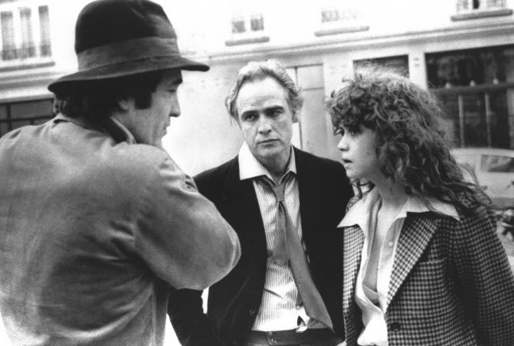 Regisseur Bernardo Bertolucci (links) bespricht eine Szene aus „Der letzte Tango in Paris“ mit Marlon Brando und Maria Schneider. (Bild: AP Photo)