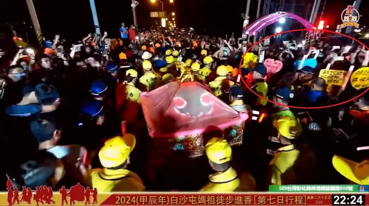 陳家3姊弟親友在車禍路口舉牌跪拜，但白沙屯媽祖並未停留。翻攝白沙屯拱天宮臉書