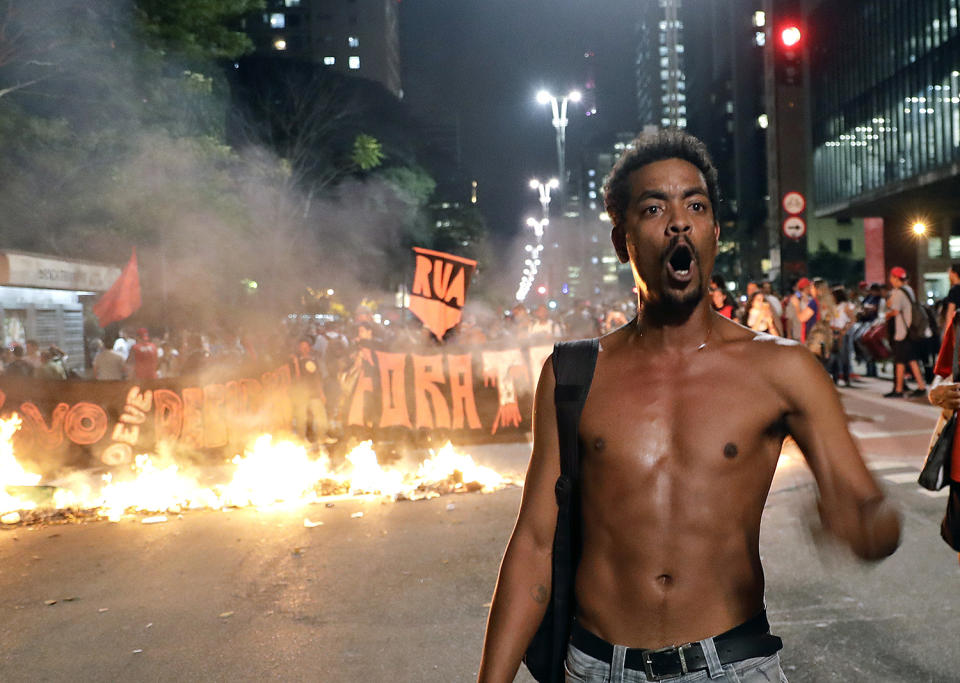 <p>A demonstrator protests next to a barricade during a rally in support of Brazil’s suspended President Dilma Rousseff and against acting President Michel Temer in São Paulo, Brazil, Aug. 29, 2016. (Photo: AP/Andre Penner) </p>