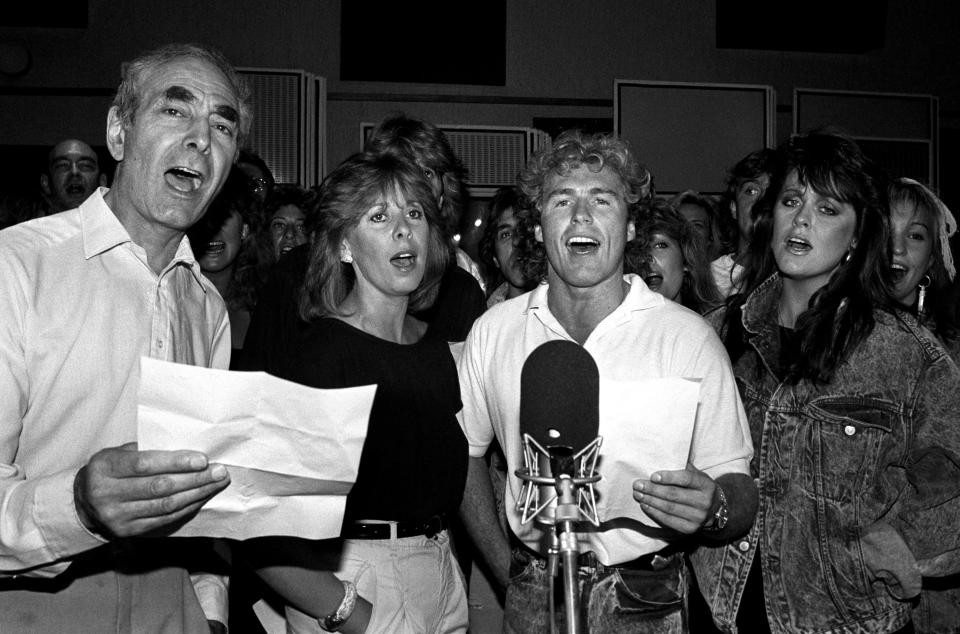 (L-R) Actor Leonard Fenton, who plays Dr Legg in Eastenders, singer Marti Webb, actor Chris Quentin, who plays Brian Tilsley in Coronation Street and television personality Kate Robbins. The stars at a London recording studio today sing their version of 'Bridge Over Troubled Water' to provide more money for the Hungerford massacre trust fund.   (Photo by PA Images via Getty Images)