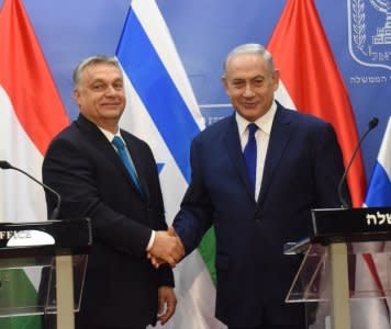 Hungarian Prime Minister Viktor Orban shakes hands with Israeli Prime Minister Benjamin Netanyahu during a joint statment, at the prime minister's office in Jerusalem,  July 19, 2018.  Debbie Hill/Pool via Reuters