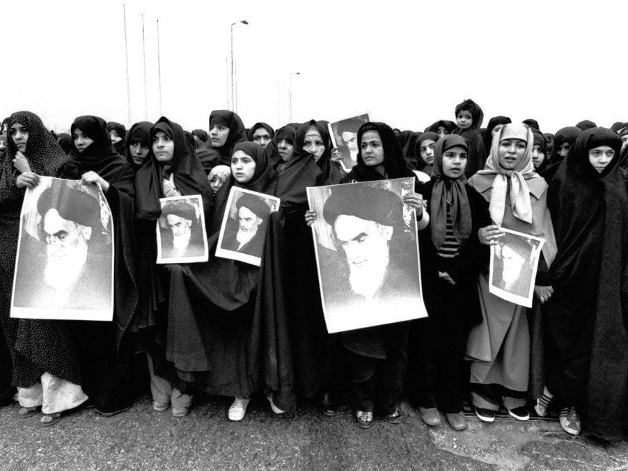 Women wearing chadors gather in favor of Ayatollah Khomeini during the Iranian Revolution.