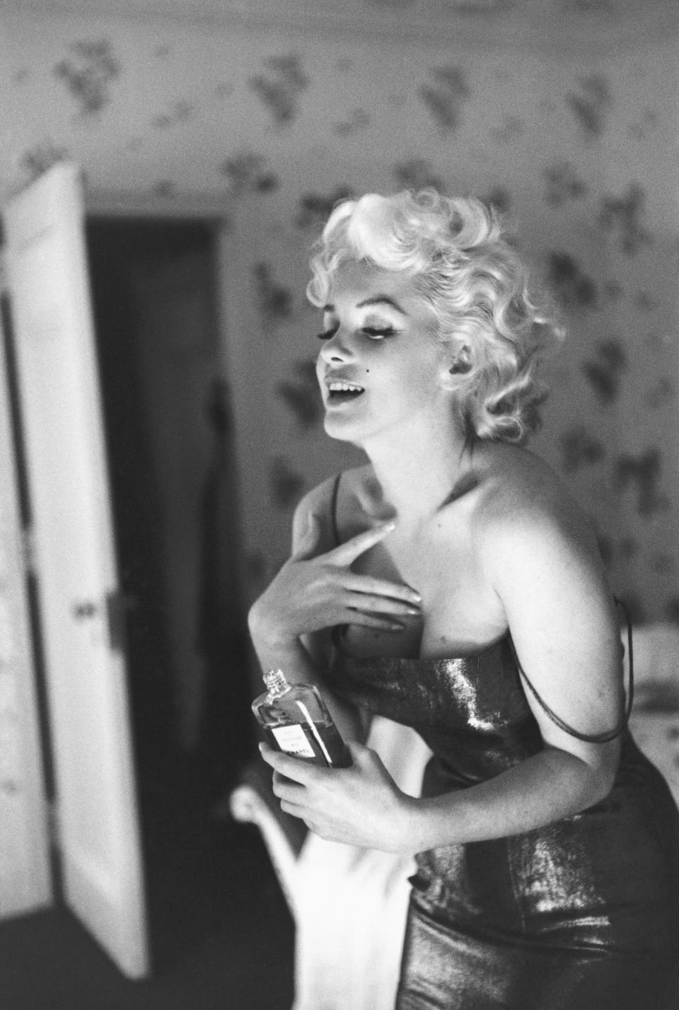 Marilyn Monroe posa con una botella de Chanel No. 5 en 1955. (Photo by Ed Feingersh/Michael Ochs Archives/Getty Images)