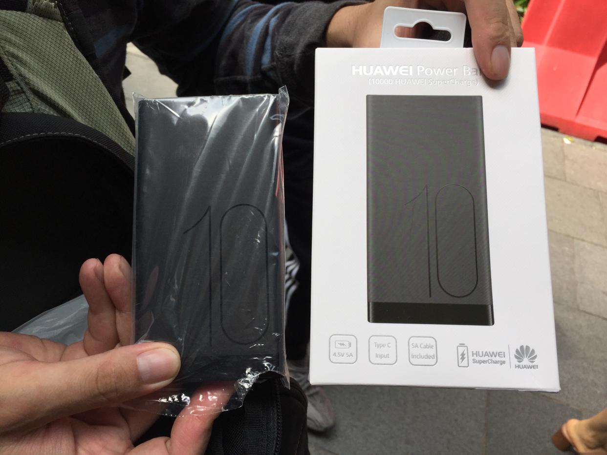 Huawei trolls Apple by giving out free powerbanks at iPhone launch