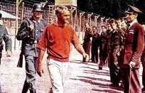 <p>Nach der wahren Geschichte einer Massenflucht von Kriegsgefangenen aus einem deutschen Lager drehte Action-Routinier John Sturges 1963 unter anderem mit Steve McQueen (Bild) das Epos "Gesprengte Ketten", das den gewitzten Mut alliierter Ausbrecher feiert. In der Realität endete die Geschichte trauriger als in Hollywood: Fast alle Ausbrecher wurden gefasst und hingerichtet. (Bild: Fox)</p> 