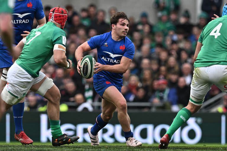 El medio scrum Antoine Dupont es una de las estrellas del rugby de 15 de Francia