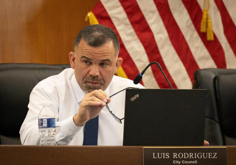 Luis Rodríguez, concejal de la ciudad, quien criticó inicialmente la propuesta del gobierno local para regular los food trucks, escucha a los residentes opinar sobre las implicaciones que tendría para dueños de negocios en centros comerciales, así como a los dueños de estos vehículos dispensarios de comida. La ciudad pasó una ordenanza en primera discusión el 23 de enero que regularía a estos vehículos