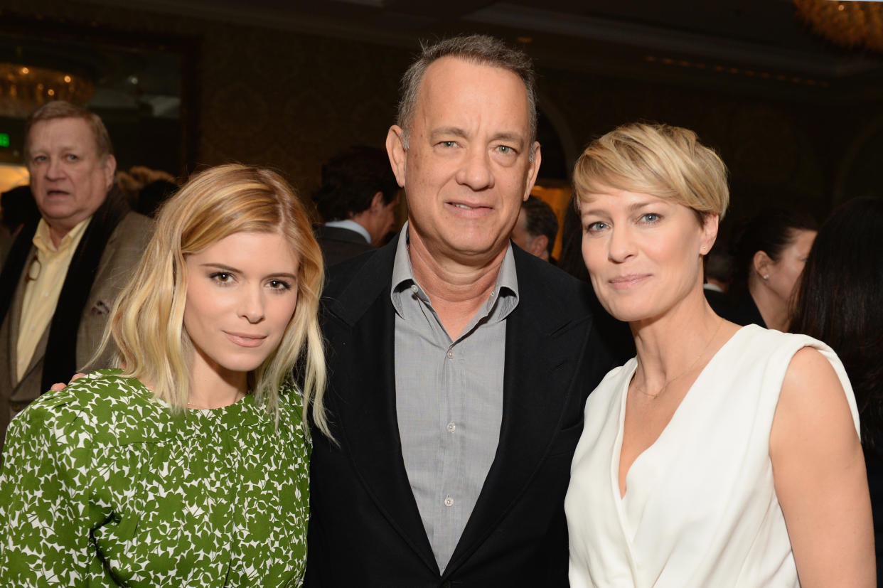 Tom Hanks y Robin Wright, que trabajaron juntos en 'Forrest Gump', en una reunión en 2014 junto a la actriz Kate Mara (Foto: Michael Kovac/Getty Images for AFI)