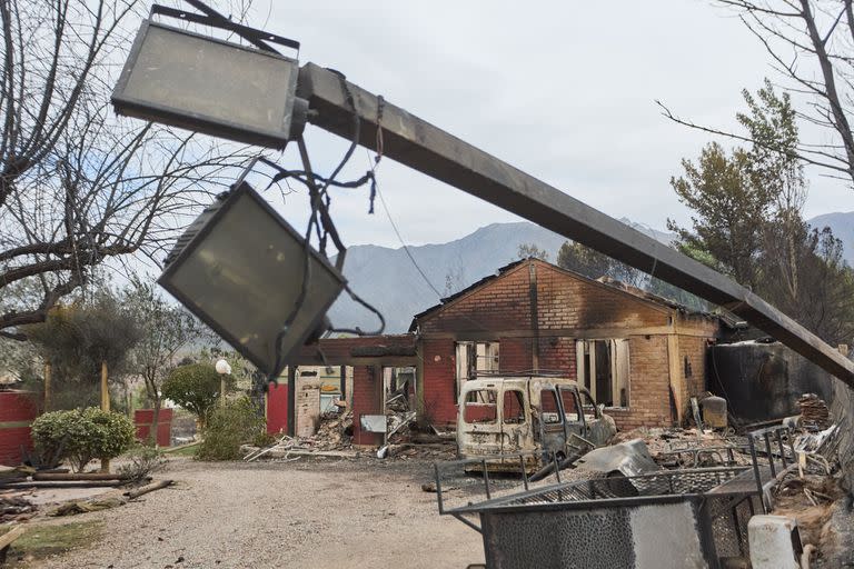 Los incendios que se registraron como consecuencia del viento zona provocaron destrozos en Luján de Cuyo