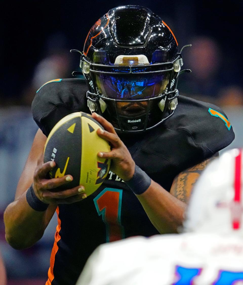 Rattlers quarterback Drew Powell (1) receives the snap against the Wranglers during a game at Footprint Center in Phoenix on May 20, 2023.
